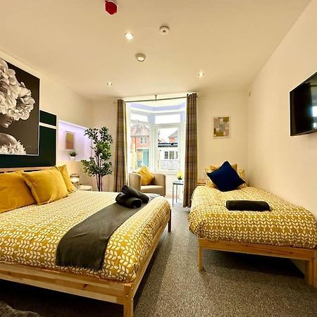 Massive New 8 Bedroom House Sleeps Up To 21 - Accepts Groups - Great Location - Free Parking - Fast Wifi - Smart Tvs - Sleeps Up To 21 People - Close To Bournemouth & Poole Town Centre & Sandbanks Exterior foto