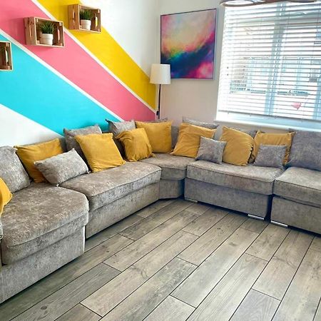 Massive New 8 Bedroom House Sleeps Up To 21 - Accepts Groups - Great Location - Free Parking - Fast Wifi - Smart Tvs - Sleeps Up To 21 People - Close To Bournemouth & Poole Town Centre & Sandbanks Exterior foto