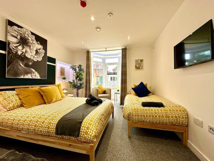 Massive New 8 Bedroom House Sleeps Up To 21 - Accepts Groups - Great Location - Free Parking - Fast Wifi - Smart Tvs - Sleeps Up To 21 People - Close To Bournemouth & Poole Town Centre & Sandbanks Exterior foto