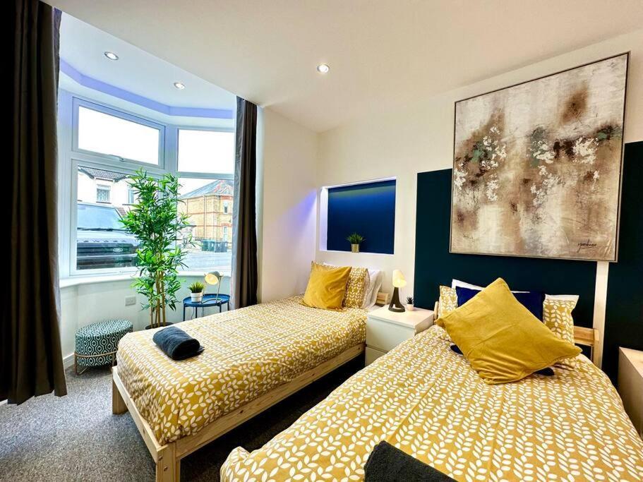 Massive New 8 Bedroom House Sleeps Up To 21 - Accepts Groups - Great Location - Free Parking - Fast Wifi - Smart Tvs - Sleeps Up To 21 People - Close To Bournemouth & Poole Town Centre & Sandbanks Exterior foto