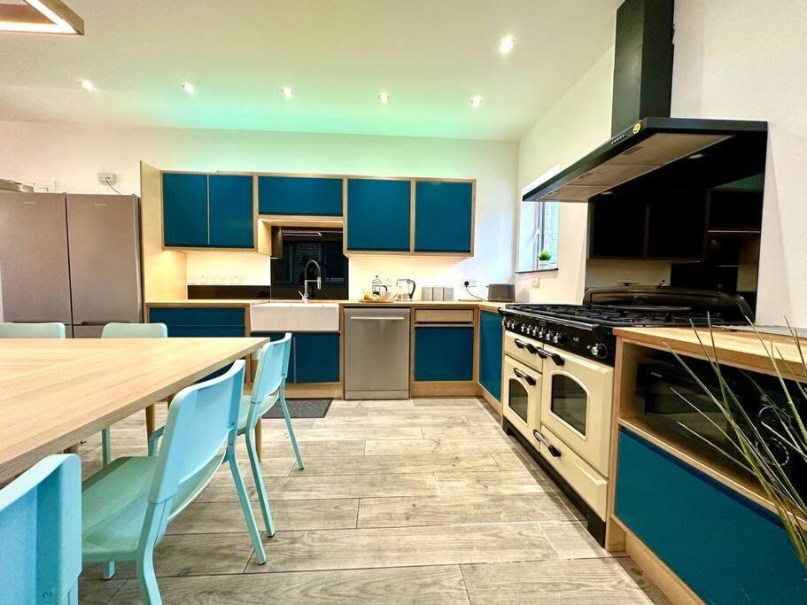 Massive New 8 Bedroom House Sleeps Up To 21 - Accepts Groups - Great Location - Free Parking - Fast Wifi - Smart Tvs - Sleeps Up To 21 People - Close To Bournemouth & Poole Town Centre & Sandbanks Exterior foto