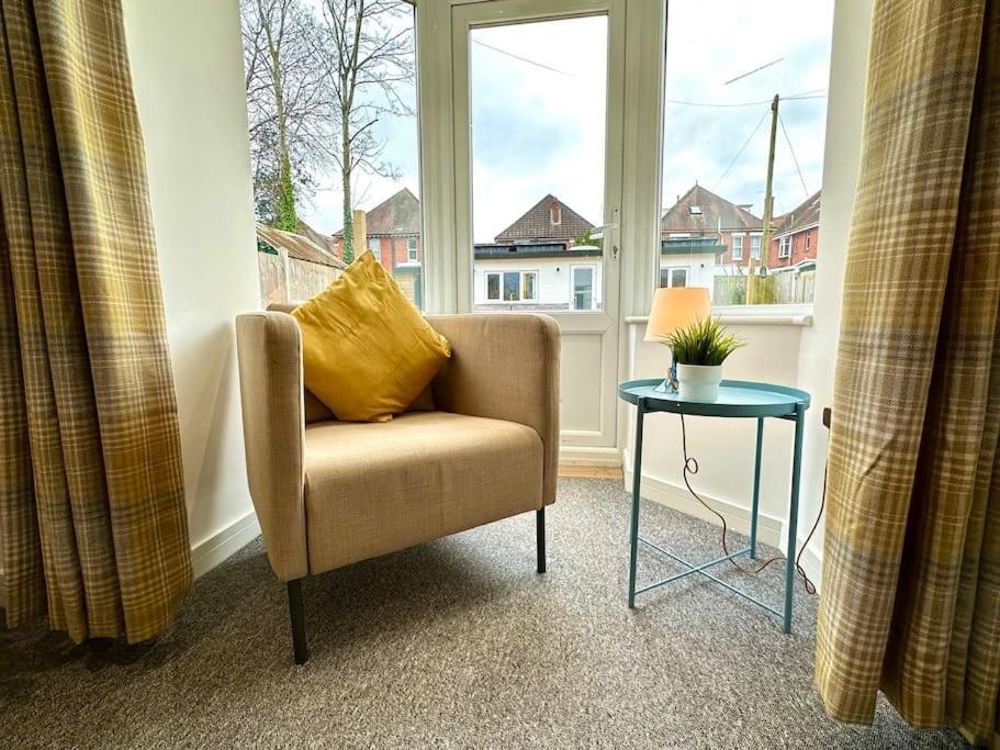 Massive New 8 Bedroom House Sleeps Up To 21 - Accepts Groups - Great Location - Free Parking - Fast Wifi - Smart Tvs - Sleeps Up To 21 People - Close To Bournemouth & Poole Town Centre & Sandbanks Exterior foto