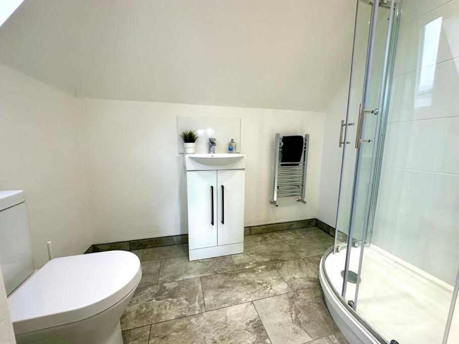 Massive New 8 Bedroom House Sleeps Up To 21 - Accepts Groups - Great Location - Free Parking - Fast Wifi - Smart Tvs - Sleeps Up To 21 People - Close To Bournemouth & Poole Town Centre & Sandbanks Exterior foto