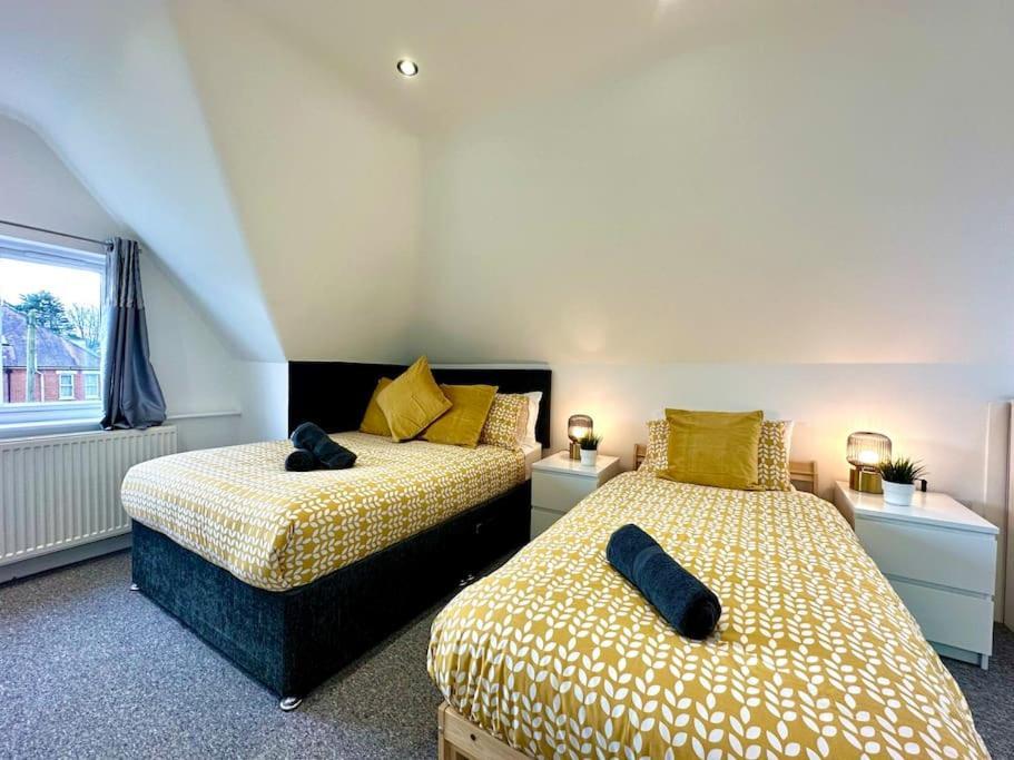 Massive New 8 Bedroom House Sleeps Up To 21 - Accepts Groups - Great Location - Free Parking - Fast Wifi - Smart Tvs - Sleeps Up To 21 People - Close To Bournemouth & Poole Town Centre & Sandbanks Exterior foto