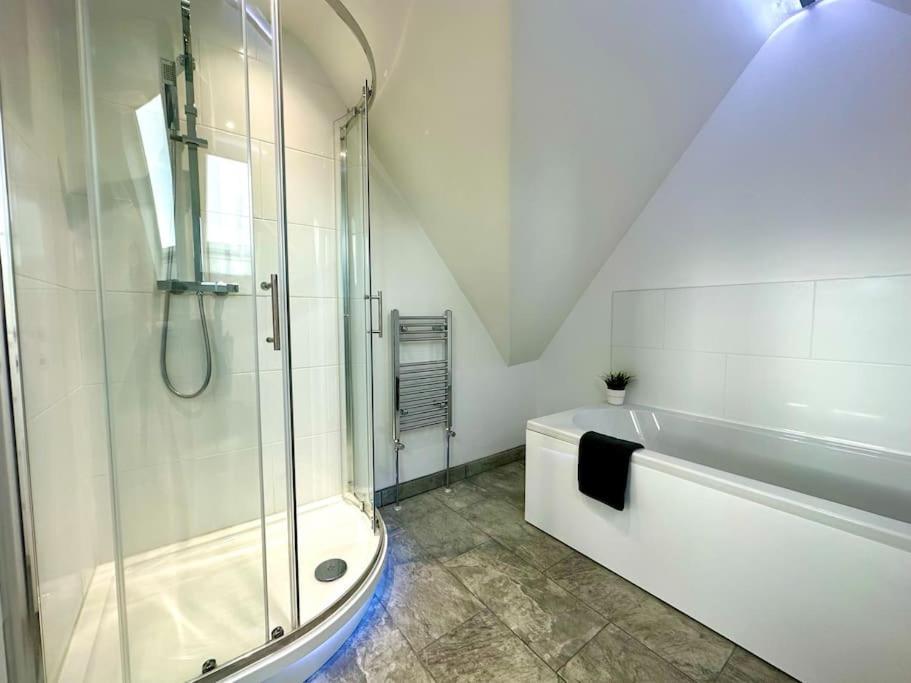 Massive New 8 Bedroom House Sleeps Up To 21 - Accepts Groups - Great Location - Free Parking - Fast Wifi - Smart Tvs - Sleeps Up To 21 People - Close To Bournemouth & Poole Town Centre & Sandbanks Exterior foto