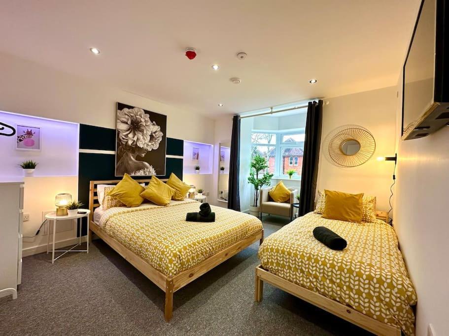 Massive New 8 Bedroom House Sleeps Up To 21 - Accepts Groups - Great Location - Free Parking - Fast Wifi - Smart Tvs - Sleeps Up To 21 People - Close To Bournemouth & Poole Town Centre & Sandbanks Exterior foto