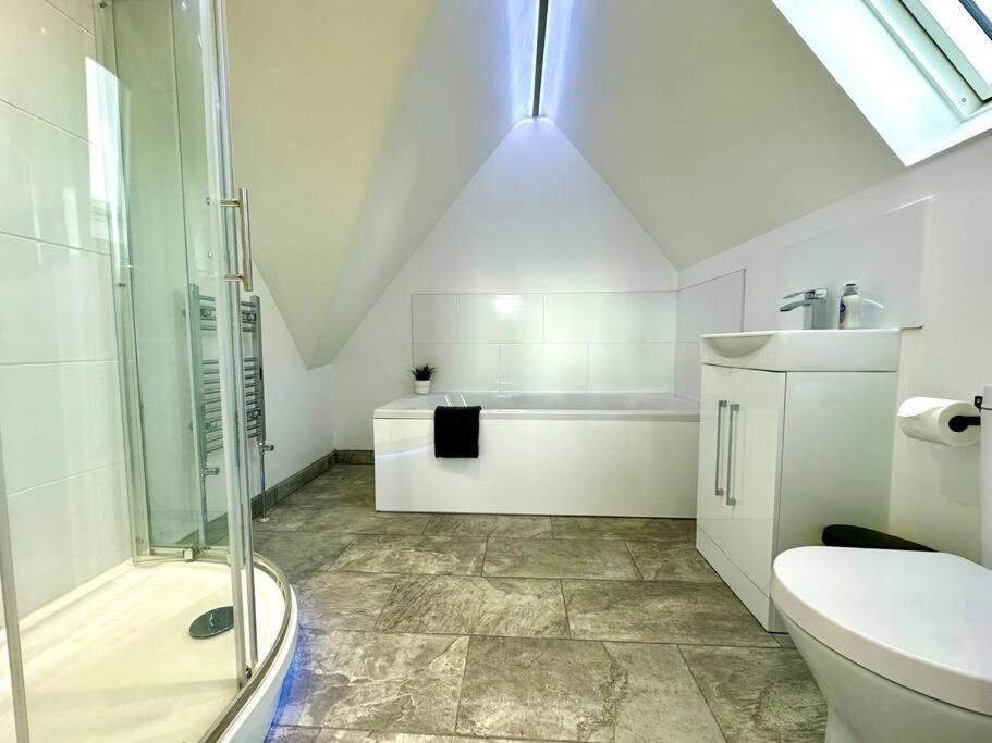 Massive New 8 Bedroom House Sleeps Up To 21 - Accepts Groups - Great Location - Free Parking - Fast Wifi - Smart Tvs - Sleeps Up To 21 People - Close To Bournemouth & Poole Town Centre & Sandbanks Exterior foto