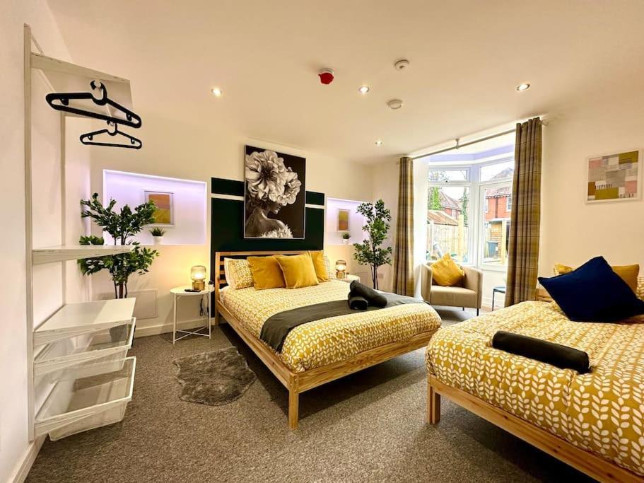 Massive New 8 Bedroom House Sleeps Up To 21 - Accepts Groups - Great Location - Free Parking - Fast Wifi - Smart Tvs - Sleeps Up To 21 People - Close To Bournemouth & Poole Town Centre & Sandbanks Exterior foto