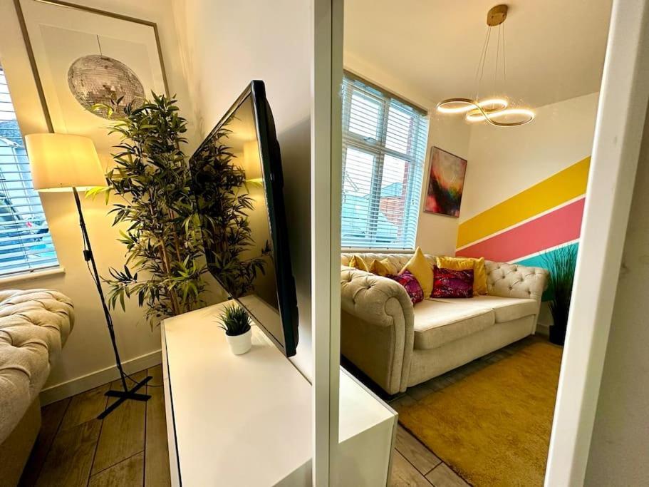 Massive New 8 Bedroom House Sleeps Up To 21 - Accepts Groups - Great Location - Free Parking - Fast Wifi - Smart Tvs - Sleeps Up To 21 People - Close To Bournemouth & Poole Town Centre & Sandbanks Exterior foto