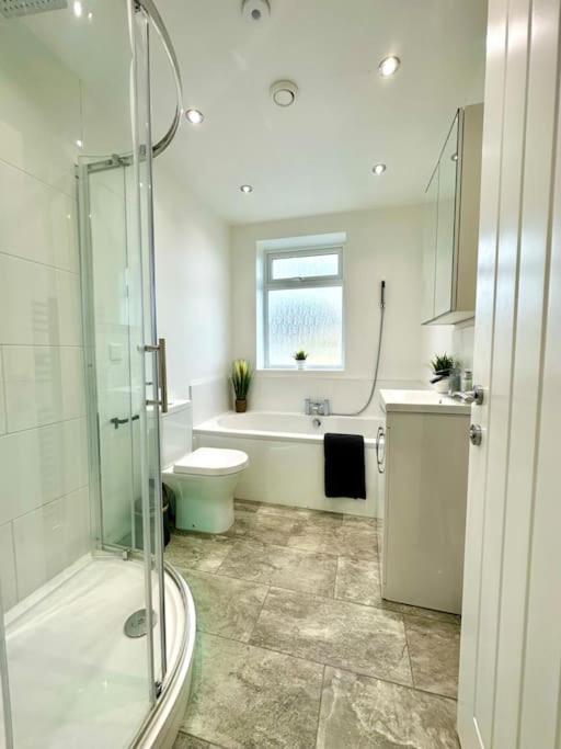 Massive New 8 Bedroom House Sleeps Up To 21 - Accepts Groups - Great Location - Free Parking - Fast Wifi - Smart Tvs - Sleeps Up To 21 People - Close To Bournemouth & Poole Town Centre & Sandbanks Exterior foto