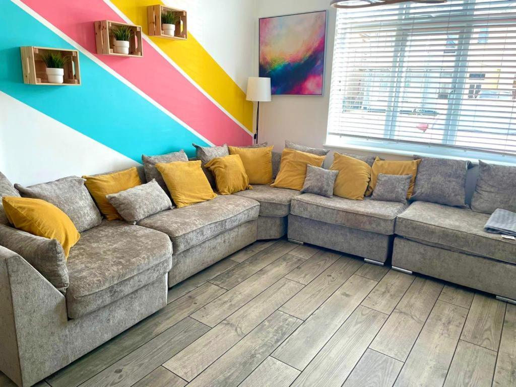 Massive New 8 Bedroom House Sleeps Up To 21 - Accepts Groups - Great Location - Free Parking - Fast Wifi - Smart Tvs - Sleeps Up To 21 People - Close To Bournemouth & Poole Town Centre & Sandbanks Exterior foto